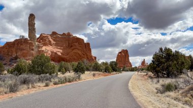 ABD 'nin Utah kentindeki Kodachrome Havzası Eyalet Parkı' ndaki Manzarası. Kızıl kaya oluşumları ve kuleleri parlak mavi gökyüzüne ve beyaz bulutlara karşı sersemletiyor..
