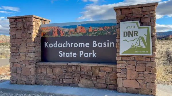 Cannonville, Utah, ABD - 03 / 18 / 2024: Utah, ABD 'deki Kodachrome Basin State Park giriş tabelası. Tabela taştan yapılmıştır ve beyaz harflerle kahverengi bir arka planı vardır..