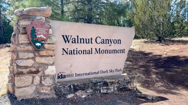 Flagstaff, Arizona, ABD - 03.21.2024: Walnut Canyon Ulusal Anıt Girişi İşareti. Ulusal Park Hizmetleri ve Uluslararası Dark Sky Park..