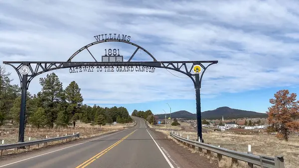 Williams, Arizona 'nın manzarası. Büyük Kanyon' a giriş kapısı. Bu işaret 66. Yol 'un girişini gösteriyor ve çevresindeki manzaranın resimli bir görüntüsünü sunuyor..