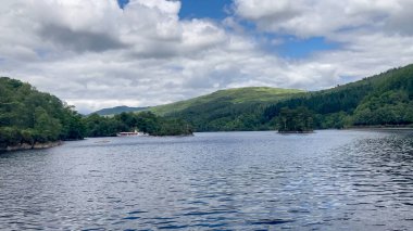 Trossachs Ulusal Parkı 'nda bulunan Katrine Gölü' nün güzel sakin suları arka planda bulunan tarihi Lady of the Lake gemisi Nr Callandar, İskoçya, İngiltere