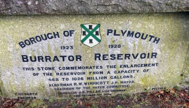 1923 'ten 1928' e kadar Plymouth İlçesi 'nde Burrator Reservoirs' un genişlemesini kutlayan anıtsal taş, artan su kapasitesi ve kamu mühendisliği çabalarının altını çiziyor - Devon, İngiltere