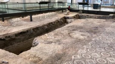 Filibe, Bulgaristan, Avrupa - 06.12.2023: Bulgaristan 'ın Filibe kentindeki Büyük Bazilika' nın kazı sahası. Antik mozaik zemin ve tarihi eser kalıntıları.