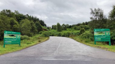 Aberfoyle, İskoçya, İngiltere - 07.10.2023: Three Lochs Forest Drive, İskoçya 'ya orman girişi. Seyahat, doğa ve açık hava eğlencesi projeleri için mükemmel..