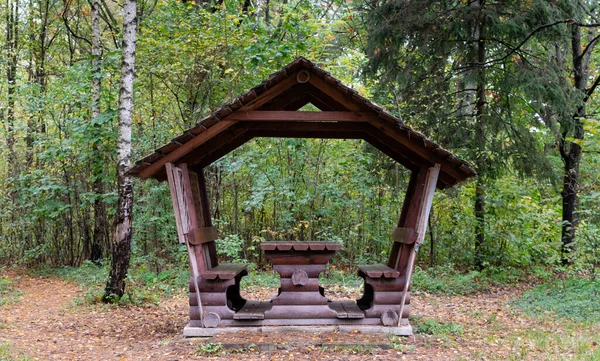 Маленький Деревянный Домик Пикника Осеннем Лесу Фоне Падающих Желтых Листьев — стоковое фото