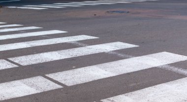 Yaya geçidinin beyaz çizgileri. Görüntünün merkezine odaklan