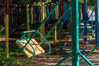 Konut alanındaki çok katlı binaların avlusunda parlak renkli oyun alanı