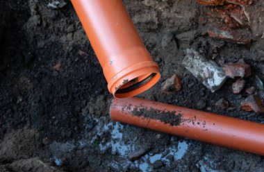 Açık alanda geniş çaplı güçlü plastik borularla kanalizasyon giderlerinin tamiri