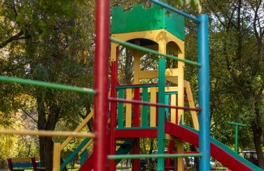 Konut alanındaki çok katlı binaların avlusunda parlak renkli oyun alanı