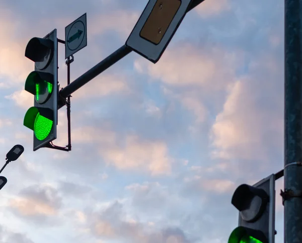 Luzes Trânsito Com Fundo Cor Verde Nuvens Pôr Sol — Fotografia de Stock