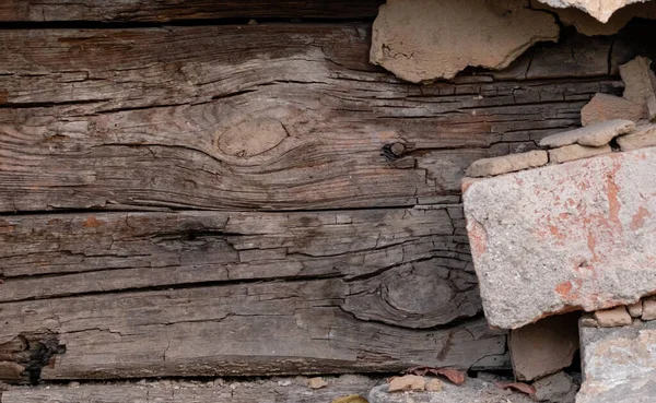 廃屋の古い腐った木の丸太を閉じる — ストック写真