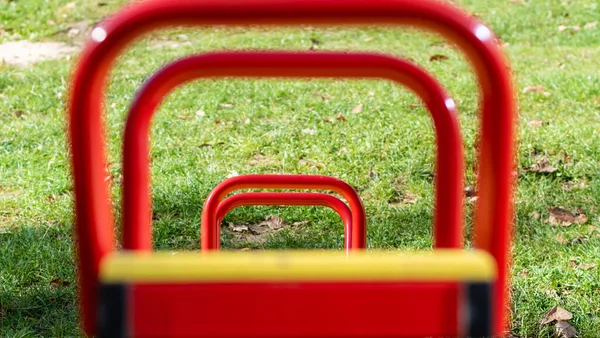 Metallkonstruktionen Als Attraktion Für Kinder Auf Einem Spielplatz Vor Verschwommenem — Stockfoto