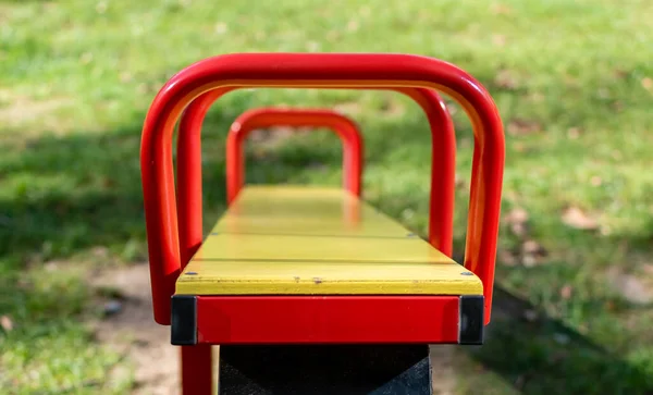 Estruturas Metálicas Atração Para Crianças Playground Fundo Borrado Grama Verde — Fotografia de Stock