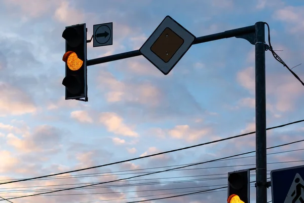 Luzes Trânsito Com Fundo Cor Amarela Nuvens Pôr Sol — Fotografia de Stock