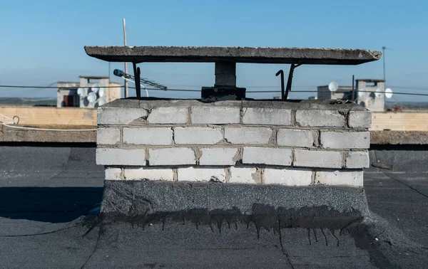 防水カバー付き多階建ての建物の屋根の修理 — ストック写真