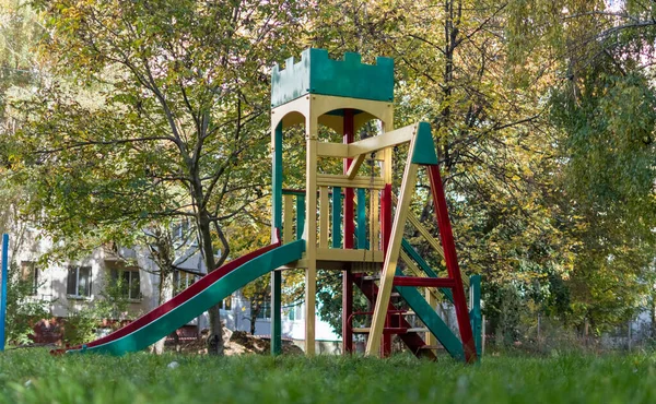 Parque Infantil Multicolorido Brilhante Pátio Edifícios Vários Andares Área Residencial — Fotografia de Stock