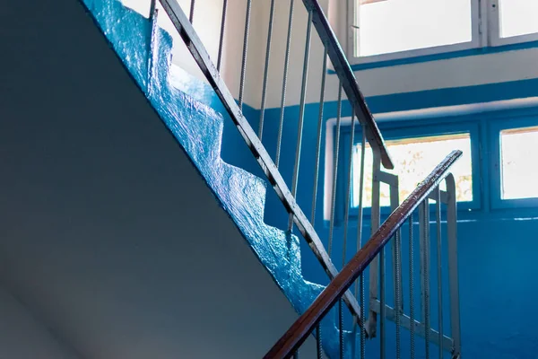 Katlar Arasında Merdiveni Olan Çok Katlı Bir Bina — Stok fotoğraf