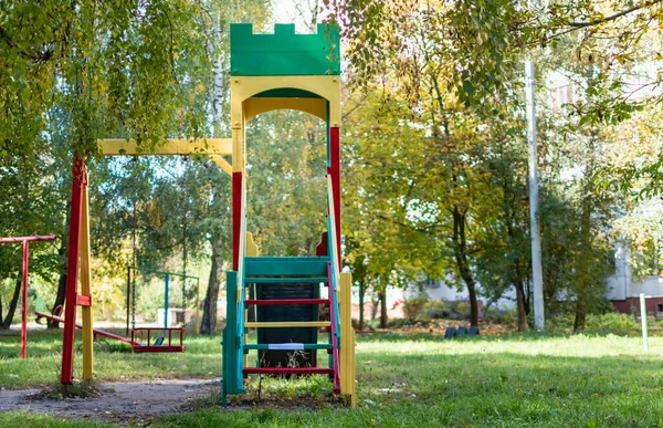 Parque Infantil Multicolorido Brilhante Pátio Edifícios Vários Andares Área Residencial — Fotografia de Stock
