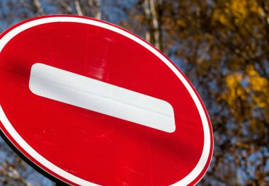 Yol işareti Sonbahar ağaçlarının bulanık arka planında Giriş Yok