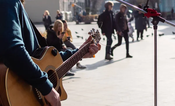 晴れた日に歩行者エリアの街並みを背景にアコースティックギターを持つストリートミュージシャン ウクライナ ジトミル 2022年11月4日 — ストック写真