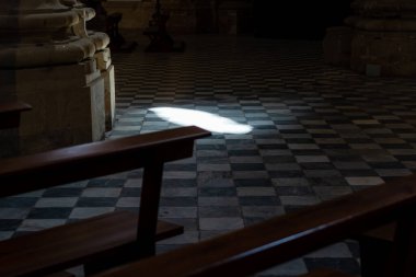 Katolik katedralinin zemininde güneş ışığı var.