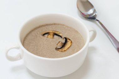 Beyaz arka planda mantarlı iştah açıcı krema çorbası.