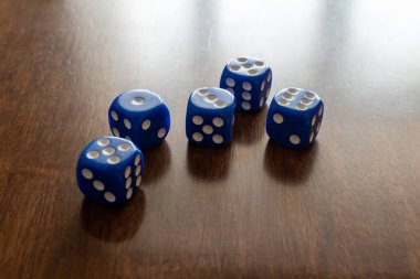 Bulanık tablo arkaplanındaki zarların küpleri