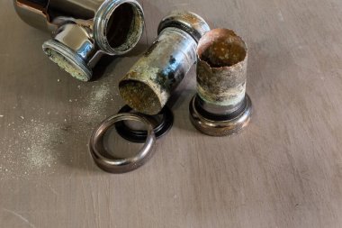 Paslanmış borularla kaplanmış metal borular yakın çekim.