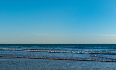 Sahilde okyanus dalgaları