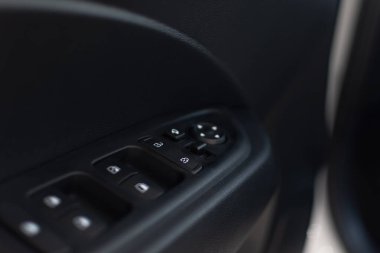 Güç pencerelerini kontrol etmek için düğme bloğu, vs. Yolcu vagonunun ön kapısında. Arka planda bulanıklık var.