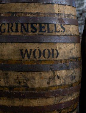 Grinsells Wood vintage barrel close-up clipart