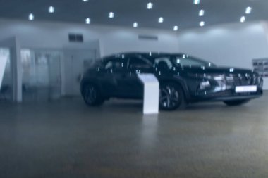 Sergi salonundaki yeni SUV arabasının bulanık yansıması