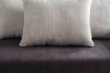 Yumuşak yastıklar rahat kanepeye yakın çekim