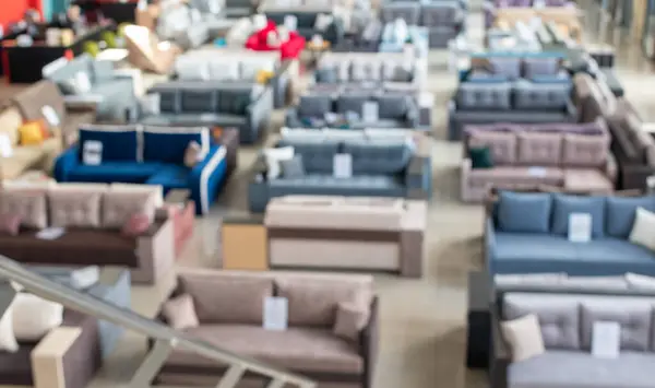 Mobilya galerisinin bulanık panoramik görüntüsü. Yukarıdan görüntüle