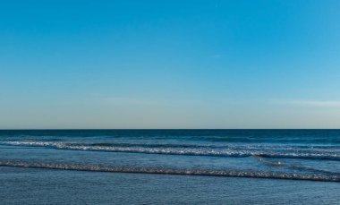 Sahilde okyanus dalgaları