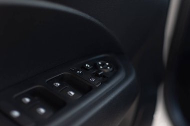 Güç pencerelerini kontrol etmek için düğme bloğu, vs. Yolcu vagonunun ön kapısında. Arka planda bulanıklık var.