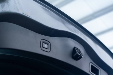 Yeni yolcu vagonunun arka kapısının otomatik olarak açılıp kapanması için düğme.