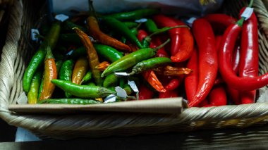 Hasır sepette yeşil ve kırmızı biberler. Yaklaş.