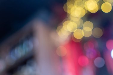 Metin için alanı olan bulanık çok renkli resmi özetle