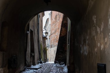 Eski şehrin dar sokağında eski bir fener var.