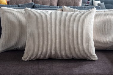 Yumuşak yastıklar rahat kanepeye yakın çekim