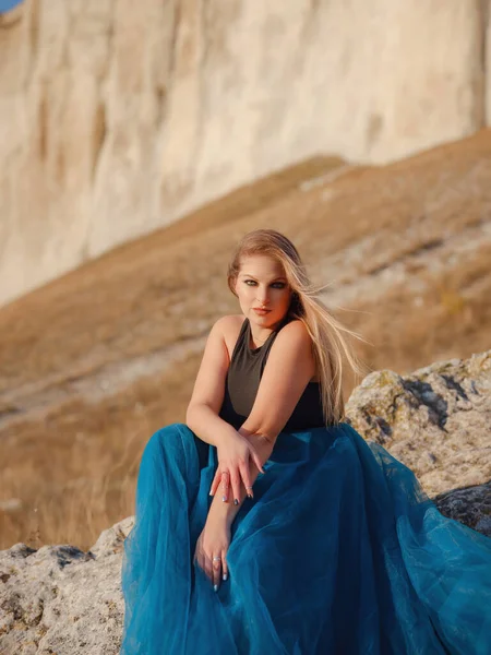 Fashionable Woman Desert Field Mountain Wearing Black Top Blue Tulle Stockbild
