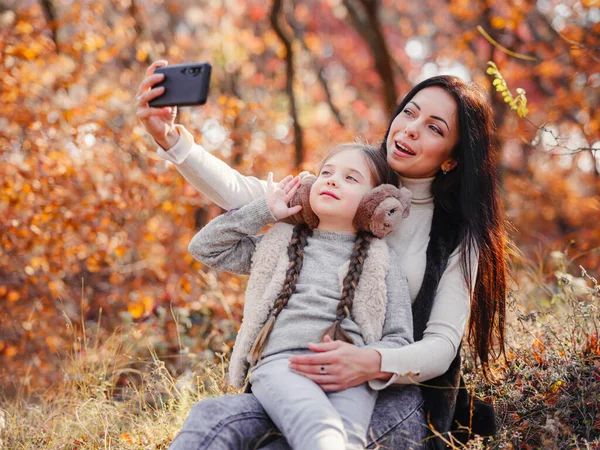 Fashionable Mother Daughter Family Autumn Park Young Family Takes Selfie Royaltyfria Stockfoton