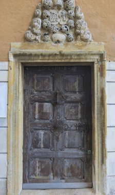 Avusturya 'nın Steiermark bölgesi Graz yakınlarındaki Judendorf Strassengel kasabasındaki 14. yüzyıl Gotik kilisesi Maria Strassengel' in güzel ahşap kapısı.