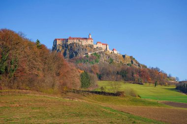 Ortaçağ Riegersburg Şatosu, Avusturya 'nın Styria bölgesindeki güzel sonbahar manzarası ve ünlü turistik merkezlerle çevrili hareketsiz bir volkanın tepesinde.