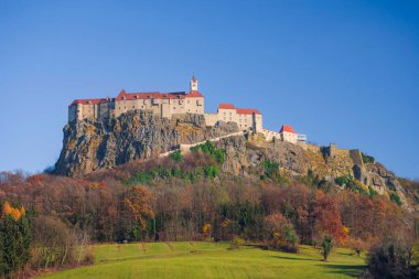 Ortaçağ Riegersburg Şatosu, Avusturya 'nın Styria bölgesindeki güzel sonbahar manzarası ve ünlü turistik merkezlerle çevrili hareketsiz bir volkanın tepesinde.