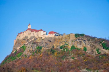 Ortaçağ Riegersburg Şatosu, Avusturya 'nın Styria bölgesinde küçük sevimli bir köy ve güzel bir sonbahar manzarasıyla çevrili hareketsiz bir volkanın tepesinde.