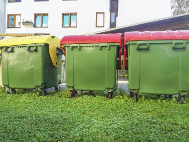 Atık yönetimi için farklı renklerde çöp kutuları, sokakta çöp geri dönüşüm kutuları