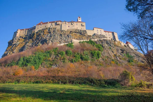 Średniowieczny Zamek Riegersburg Szczycie Uśpionego Wulkanu Otoczony Pięknym Jesiennym Krajobrazem — Zdjęcie stockowe