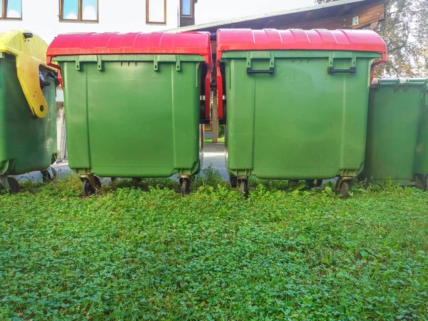 Latas Lixo Cores Diferentes Para Gerenciamento Resíduos Lixeiras Reciclagem Rua — Fotografia de Stock